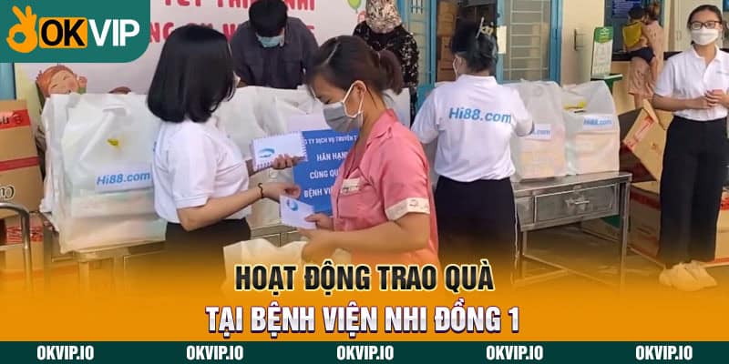 Hoạt động trao quà tại bệnh viện Nhi Đồng 1