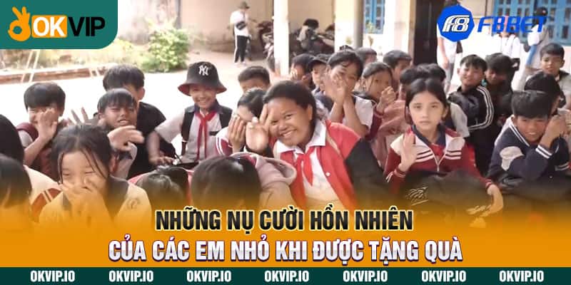 Những nụ cười hồn nhiên của các em nhỏ khi được tặng quà